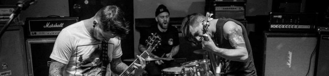 Rozamov: online la versione live di 'Surrounded by Wolves'