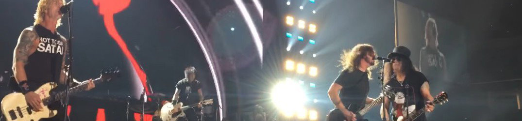 Guns N' Roses: Dave Grohl sul palco con la band per suonare 'Paradise City'