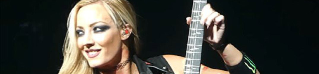 Nita Strauss (Alice Cooper): il video ufficiale di 'Our Most Desperate Hour'
