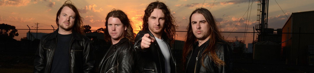 Airbourne: Joel O'Keeffe  cade dal palco durante il concerto