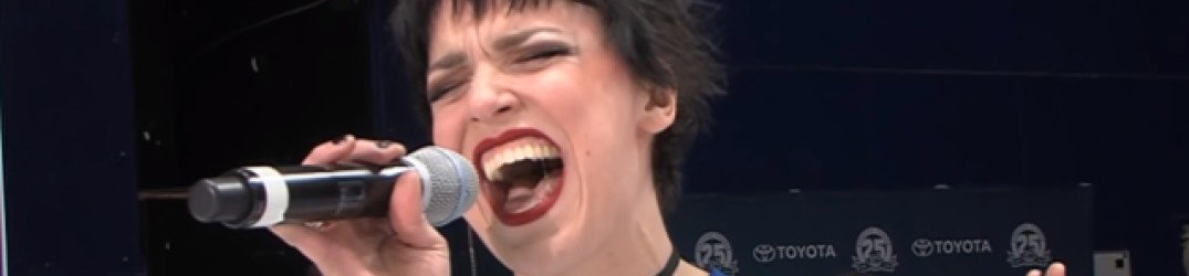 Halestorm: guarda Lzzy Hale cantare l'inno americano prima di una partita di hockey