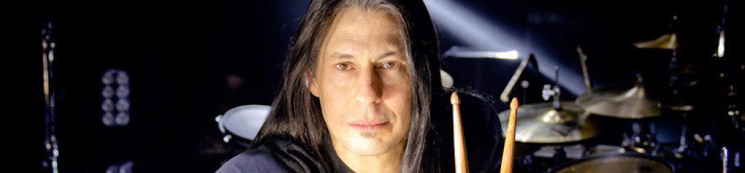 Dream Theater: guarda il drum solo di Mike Mangini con una batteria di... spazzatura!
