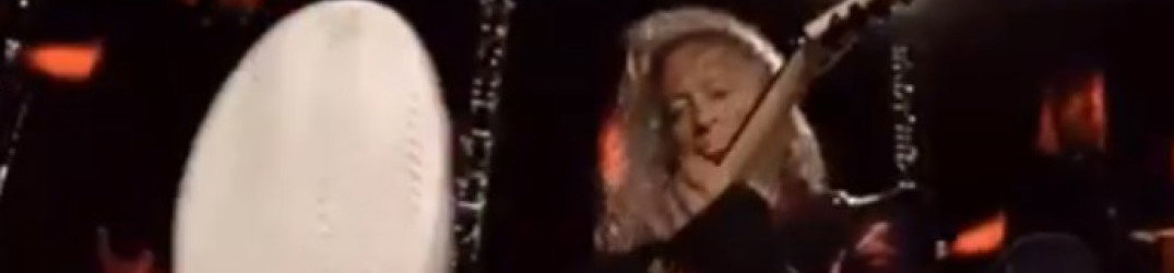 Metallica: Kirk Hammett scivola sul wah wah a causa della pioggia al concerto di Milano