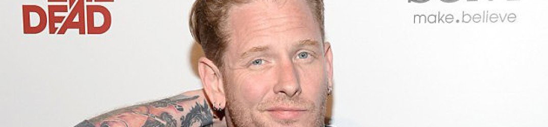 Slipknot: Corey Taylor, "Mi è esploso il testicolo sinistro mentre cantavo"