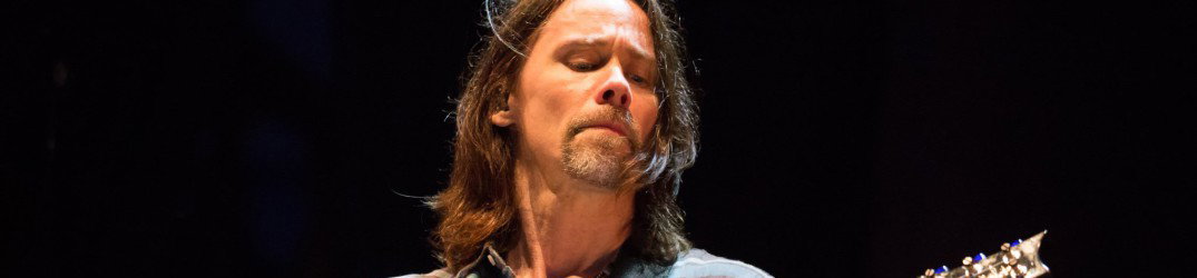 Myles Kennedy: "Ecco perché ho suonato 'The Trooper' dei Maiden in versione acustica" (video)