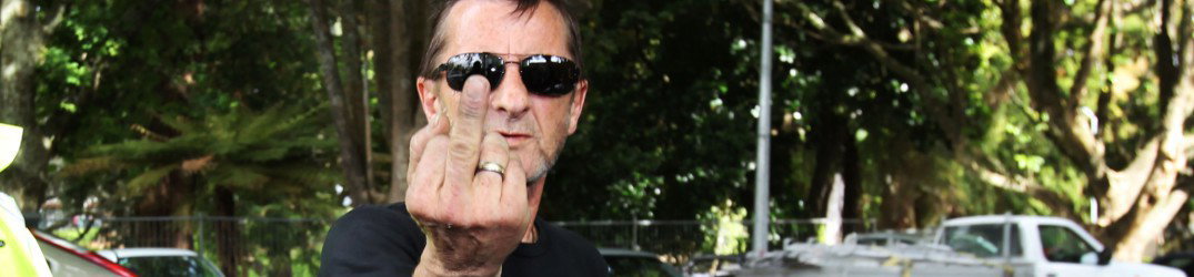 AC/DC: Phil Rudd sbotta di fronte alle telecamere (video)