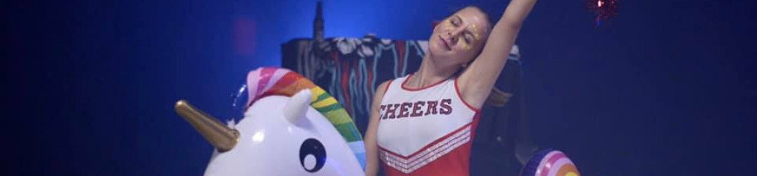 Sandness: il music video per la nuova canzone 'Tell Me Tell Me'