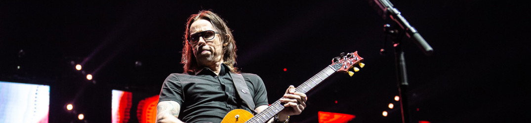 Alter Bridge: Myles Kennedy suona 'Hallelujah' con la chitarra di Jeff Buckley