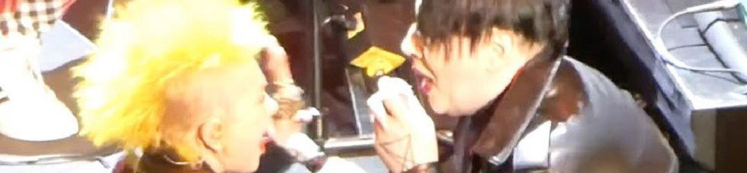 Cyndi Lauper: sul palco con Marilyn Manson per beneficenza, duettano con 'The Beautiful People'