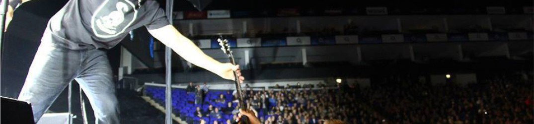 Alter Bridge: Mark Tremonti regala la sua chitarra ad uno spettatore di un loro concerto