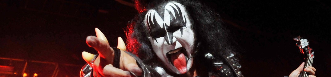 Kiss: Gene Simmons ricorda Chuck Berry suonando "Johnny B. Goode" con la sua band solista
