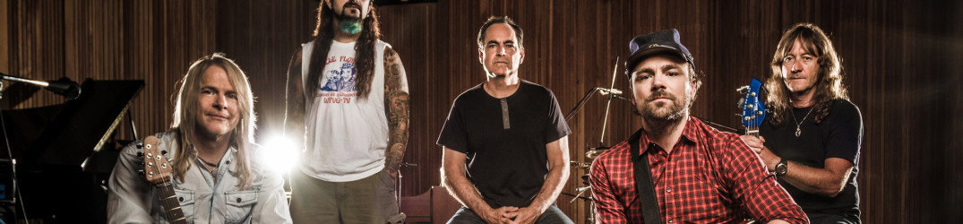 Flying Colors: la band di Mike Portnoy e Steve Morse pubblica online il video live di "Bombs Away"