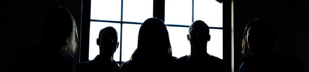 Below: ascolta l'official audio di '1000 Broken Bones'