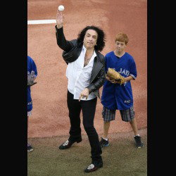 Kiss: Stanley canta l'inno americano prima di una partita di baseball