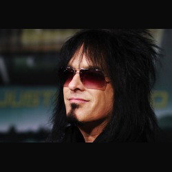 Nikki Sixx: invita i fans all'acquisto degli interi album