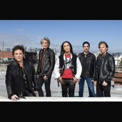 Journey: suonano l'inno americano ad una partita di football