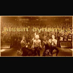 Kissin' Dynamite: auguri di buon anno con le immagini del tour