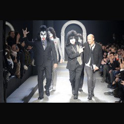 Kiss: primi scatti dell'apparizione a Milano