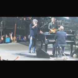 AC/DC: Brian Johnson, sul palco con Billy Joel, canta "You Shook Me All Night Long"