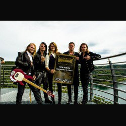 Kissin' Dynamite: il videoclip del primo singolo 'DNA'