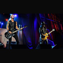 Guns N' Roses: Slash e Duff Mckagan suonano 'It's So Easy' insieme sul palco