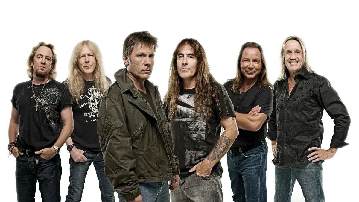 Iron Maiden: la prima copia del libro "Monsters Of River & Rock" nelle mani di Adrian Smith