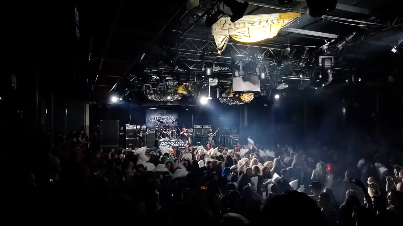 Origin: una battaglia tra cuscini al 70,000 Tons Of Metal Cruise 2020