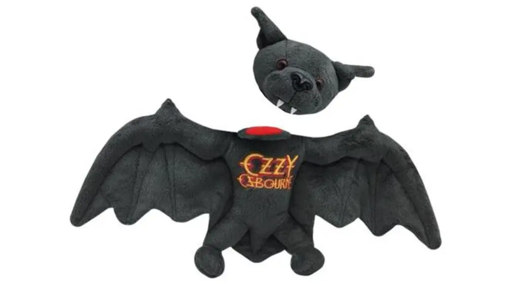 Ozzy Osbourne: lancia il peluche di pipistrello con la testa staccabile