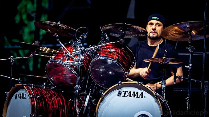 Metal Allegiance: guarda il drum-cam di Dave Lombardo mentre suona 'Angel of Death' degli Slayer