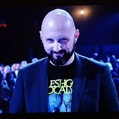Fleshgod Apocalypse: il direttore dell'orchestra di Sanremo sul palco con la loro maglietta