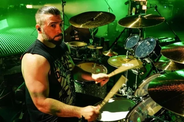 System Of A Down: guarda John Dolmayan e Serj Tankian suonare la cover di 'Starman' di David Bowie