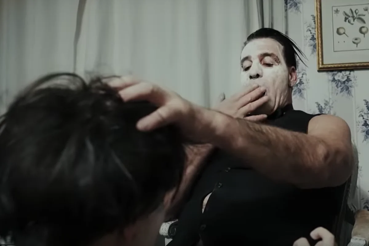 Lindemann: il video senza censure di 'Platz Eins' su un sito porno