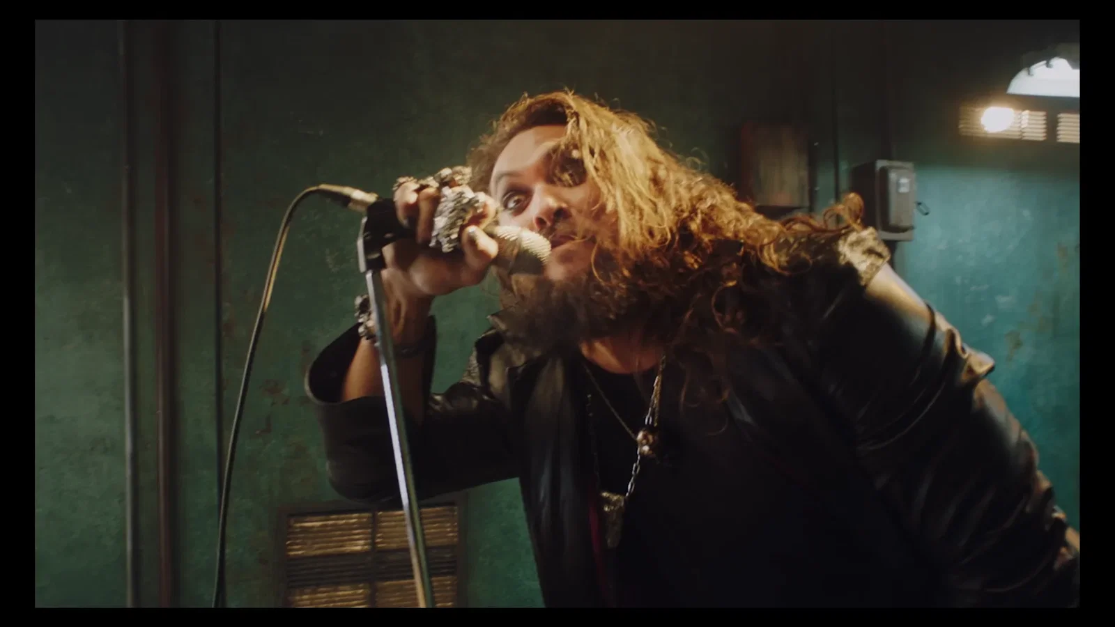 Ozzy Osbourne: il dietro le quinte del video di 'Scary Little Green Man' con Jason Momoa (Game of Thrones, Aquaman)
