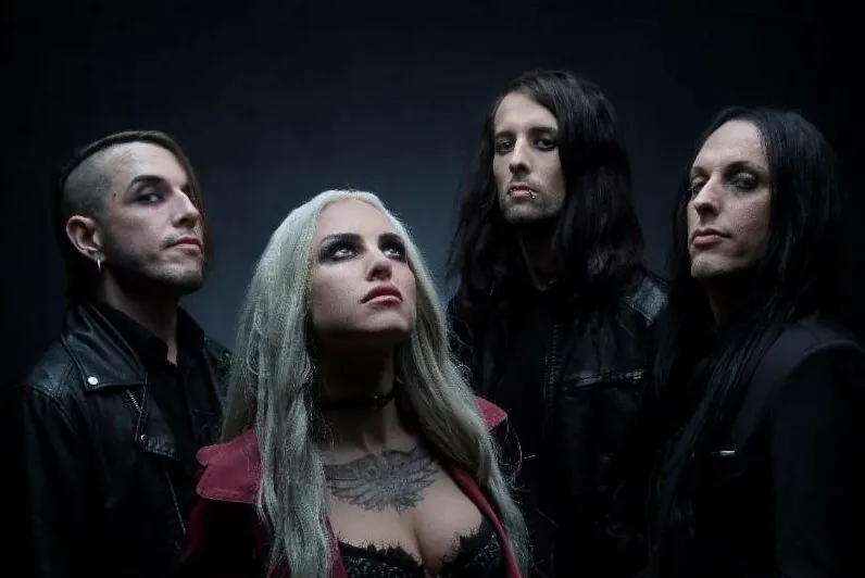 Stitched Up Heart: pubblicato il lyric video ufficiale per la nuova canzone 'Straitjacket'