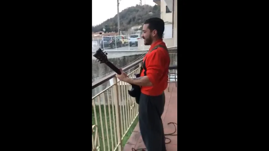 Slayer: diventa virale anche all'estero il video del chitarrista che suona 'Raining Blood' dal balcone