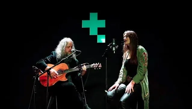 Nightwish: guarda Floor Jansen e Troy Conockley esibirsi nella versione acustica di 'Nemo'