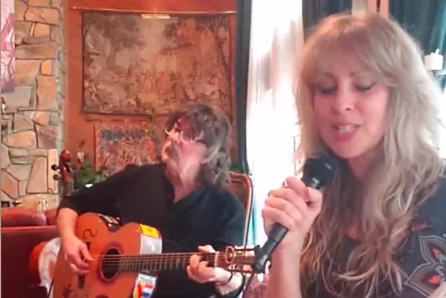 Deep Purple, Rainbow: guarda Ritchie Blackmore e sua moglie mentre eseguono la cover di Joan Baez 'Diamonds & Rust'