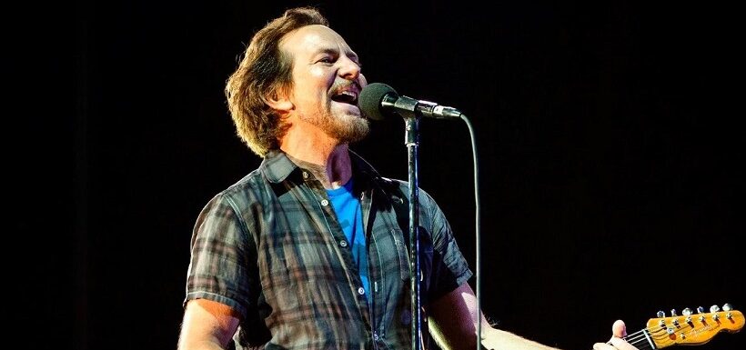 Pearl Jam: guarda Eddie Vedder mentre esegue una versione solista di 'River Cross'