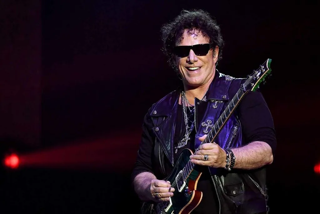 Journey: Neal Schon rende omaggio a Gary Moore suonando un suo assolo, video
