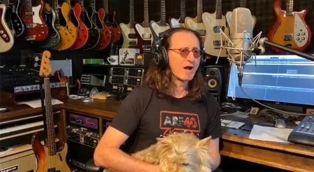 Rush: guarda Geddy Lee nella all-star cover di beneficenza 'Lean on Me'