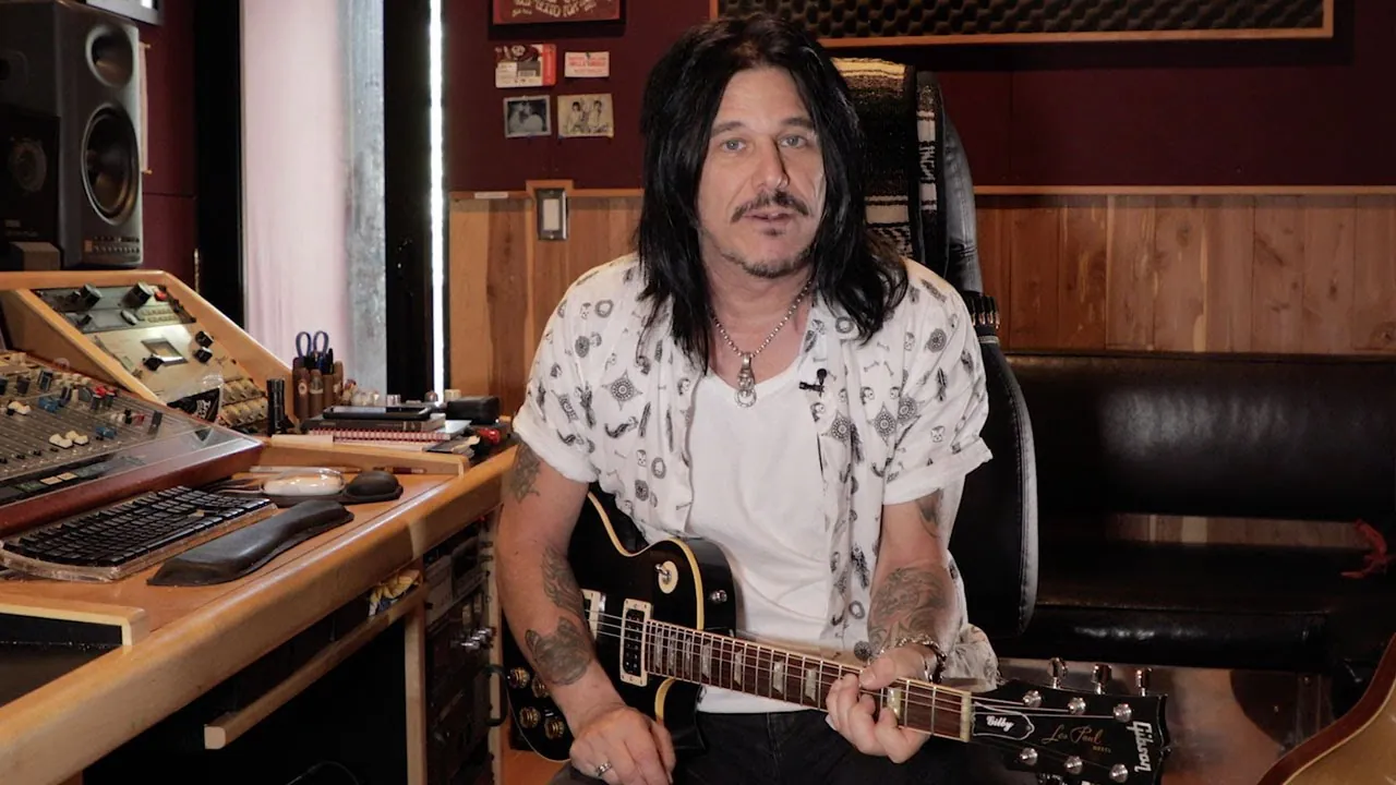 Guns N' Roses: l'ex Gilby Clarke, "Axl aveva l'idea delle tre chitarre da molto tempo e sono stato l'unico nel dire che era una cattiva idea."
