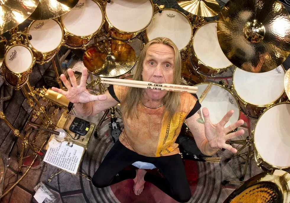 Iron Maiden: Nicko McBrain suona dal vivo 'The Writing On The Wall' per la prima volta