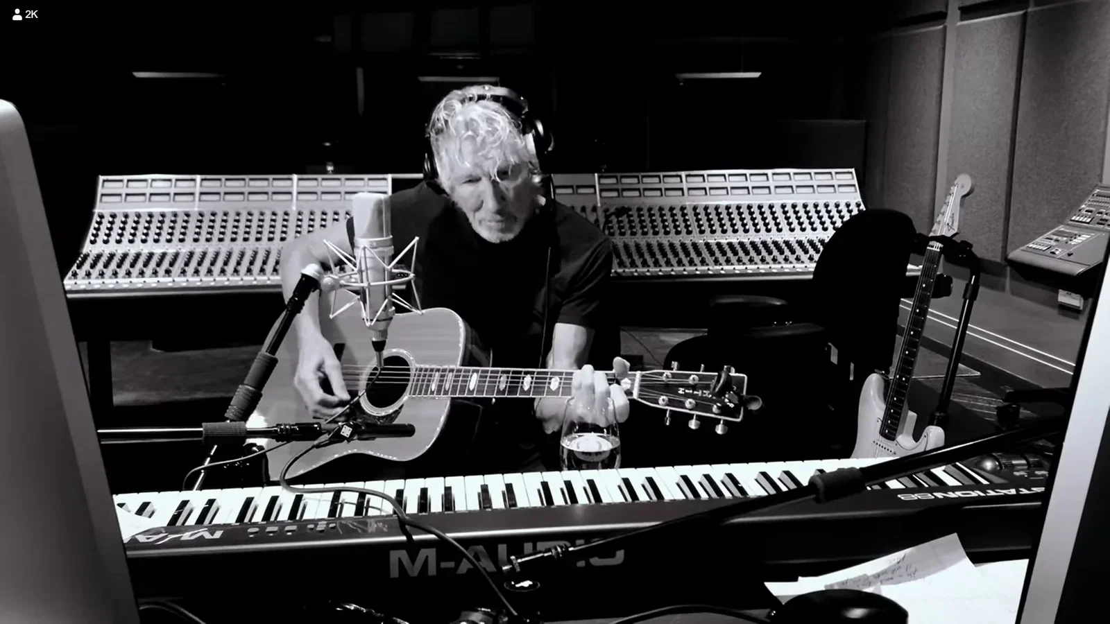 Roger Waters: suona 'Mother' dei Pink Floyd nel suo studio