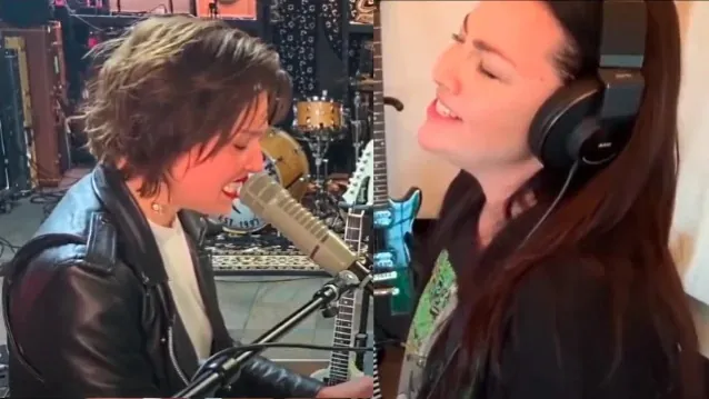 Halestorm: Lzzy Hale e Amy Lee (Evanescence) uniscono le forze per una versione live di 'Break in'
