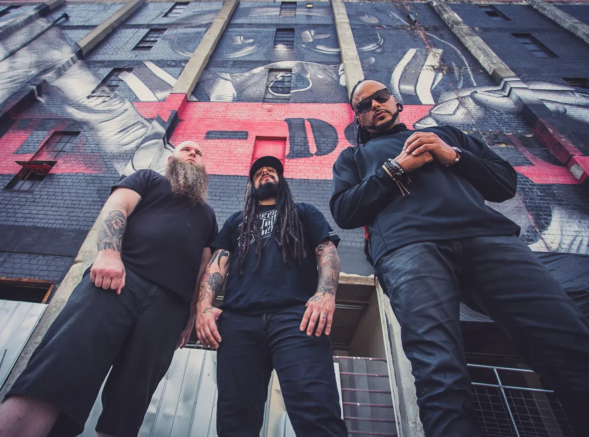 Gears: il lyric video ufficiale di 'Stronger Than Pain'