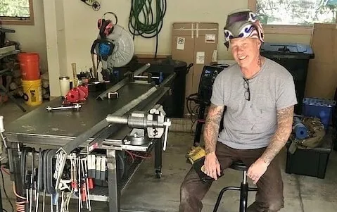Metallica: due tavolini costruiti a mano da James Hetfield all'asta per beneficenza