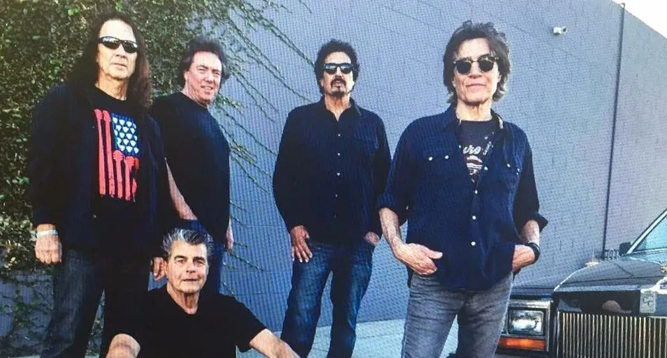 Fortune: il live video del brano 'Thrill Of It All', dal live album "The Gun’s Still Smokin’ Live"