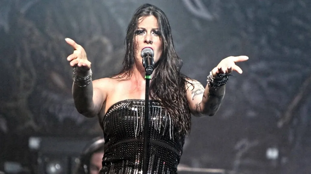 Nightwish: Floor Jansen, ascolta la cover di 'Alone' delle Heart, video