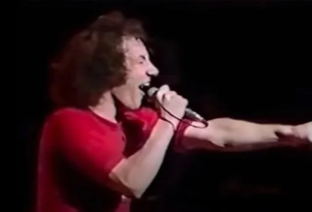AC/DC: la performance di 'You Shook Me All Night Long' dal vivo a Tokyo nel 1981