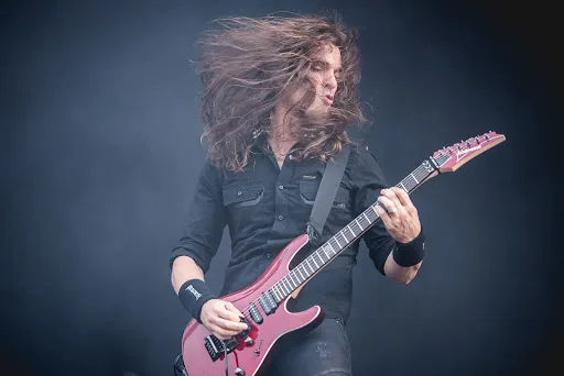 Megadeth: Kiko Loureiro insegna un fraseggio Metal di chitarra in salsa brasiliana